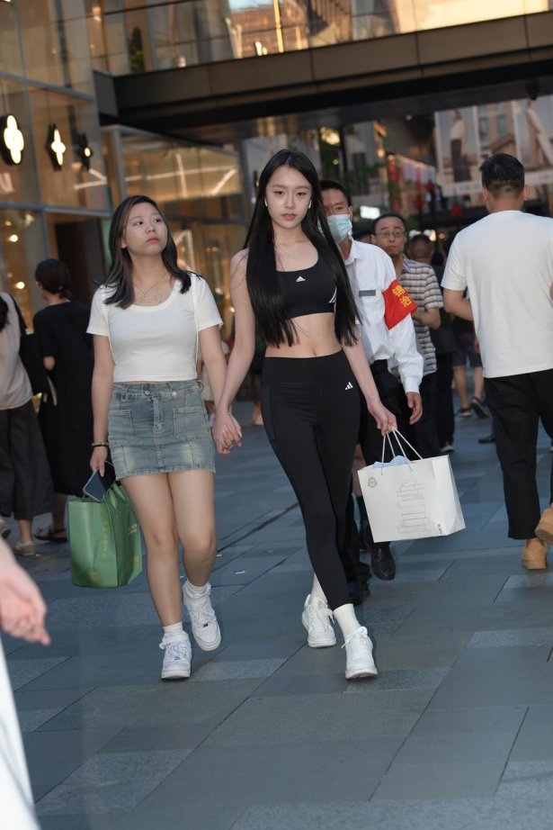 精选街拍作品 NO.6159 甜美可爱黑色瑜伽[73P/164MB]