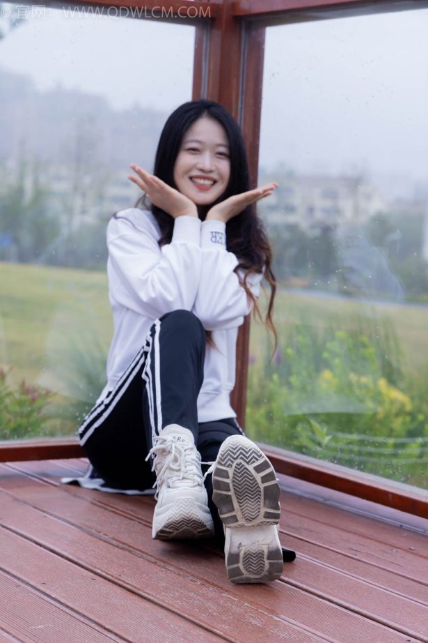 物恋传媒 NO.2458 小紫-运动鞋、白短棉袜、裸足[150P/1V/3.38GB]