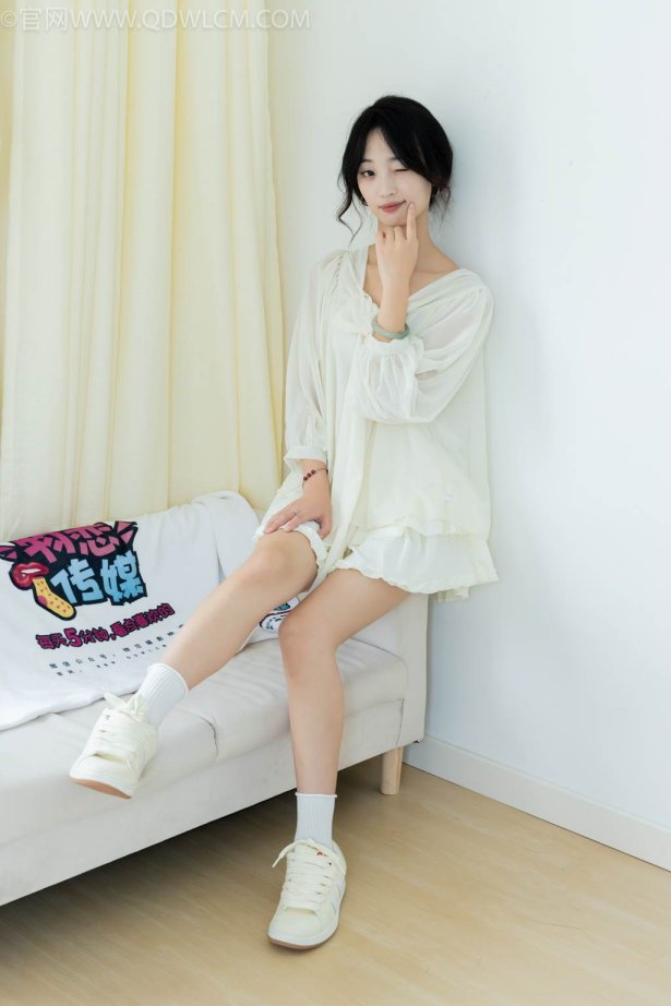 物恋传媒 NO.2489 南南-板鞋、白棉袜、裸足[150P/1V/3.47GB]