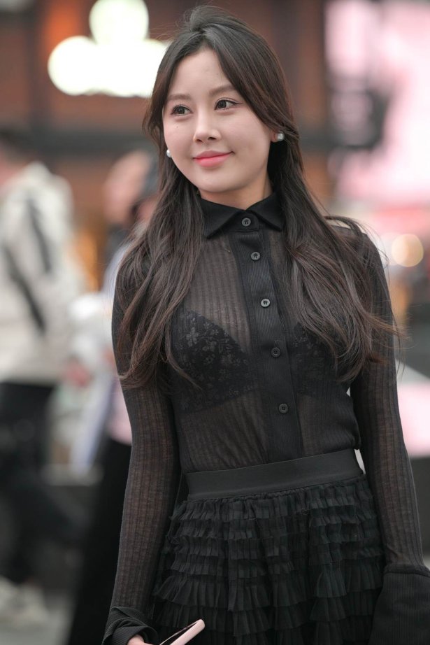 精选街拍作品 NO.6166 优雅黑色长裙[141P/440MB]