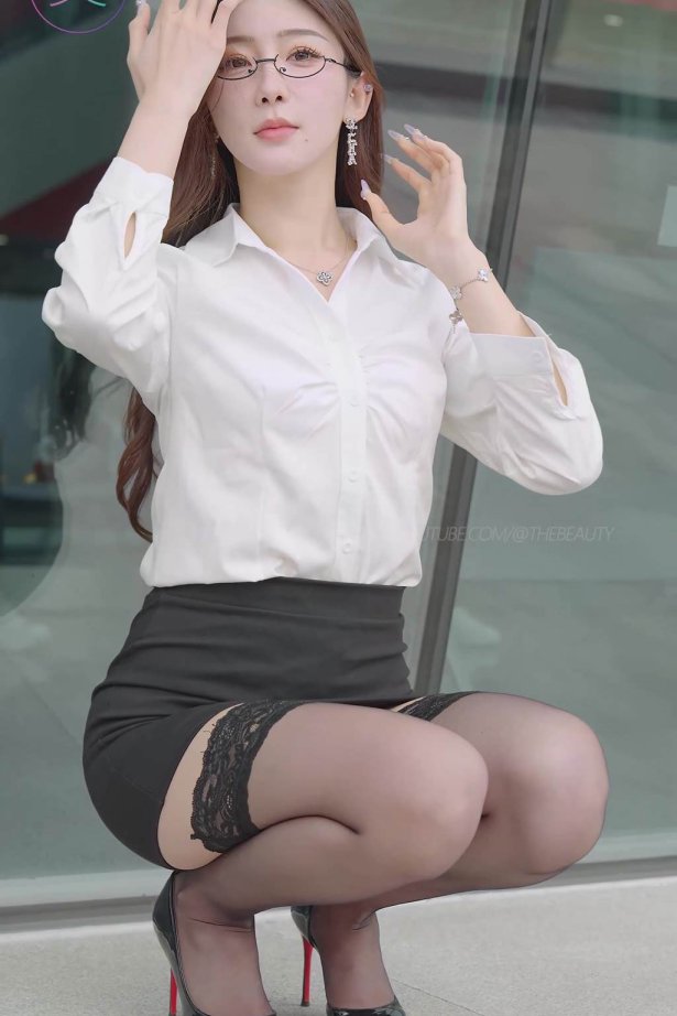 NO.1582 2024 广州车展 网红美女车模 beautyleg LOOKBOOK 38[1V/252MB]