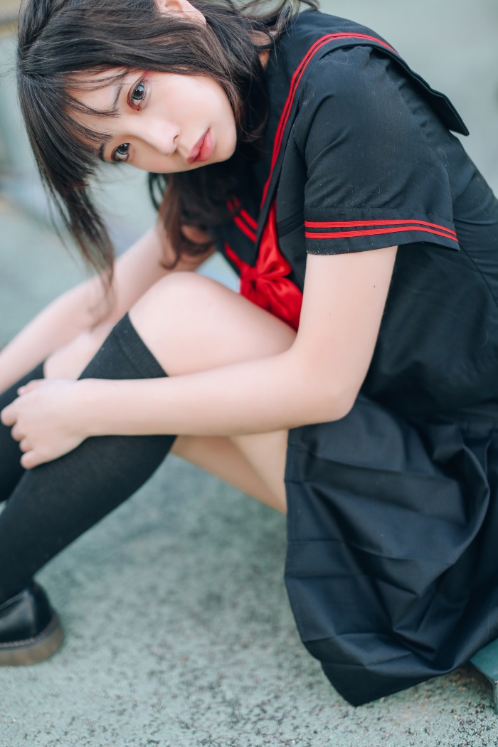 网红Coser@疯猫ss – 户外黑色制服JK [18P/155MB]